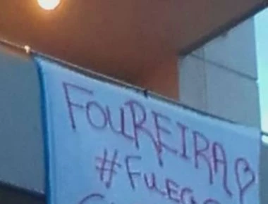 Πανό υπέρ της Ελένης Φουρέιρα σε πολυκατοικία στους Αμπελόκηπους! (φωτό)